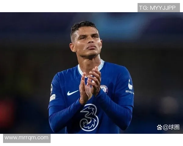 大叔足球明星帅气照片展现成熟魅力与运动风范的完美结合